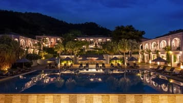 Vista frontal de la propiedad por la tarde o noche