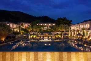 A resort with a swimming pool, lounge chairs, and umbrellas. - Absolute Sanctuary (Koh Samui)