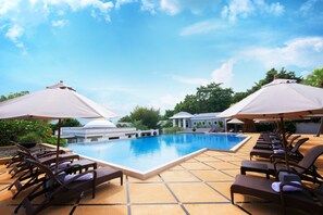 Outdoor pool, pool umbrellas, sun loungers - Absolute Sanctuary (Koh Samui)