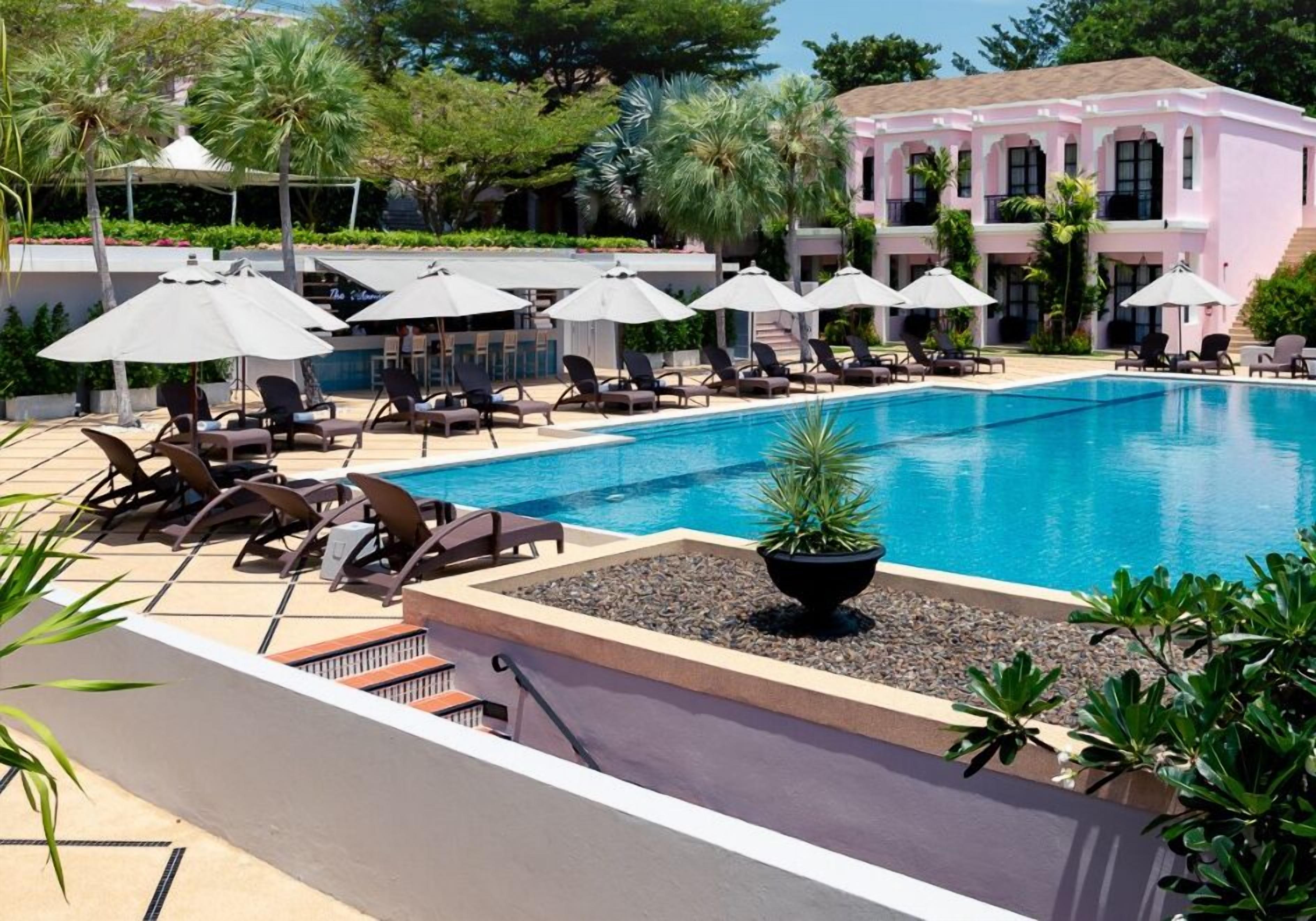 Outdoor pool, pool umbrellas, sun loungers