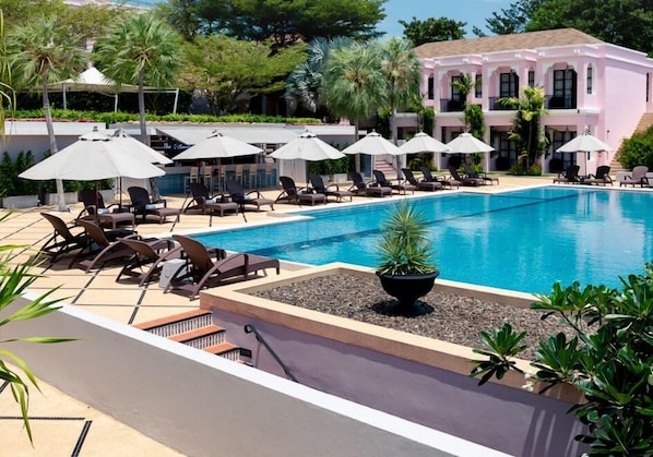 Outdoor pool, pool umbrellas, sun loungers - Absolute Sanctuary (Koh Samui)