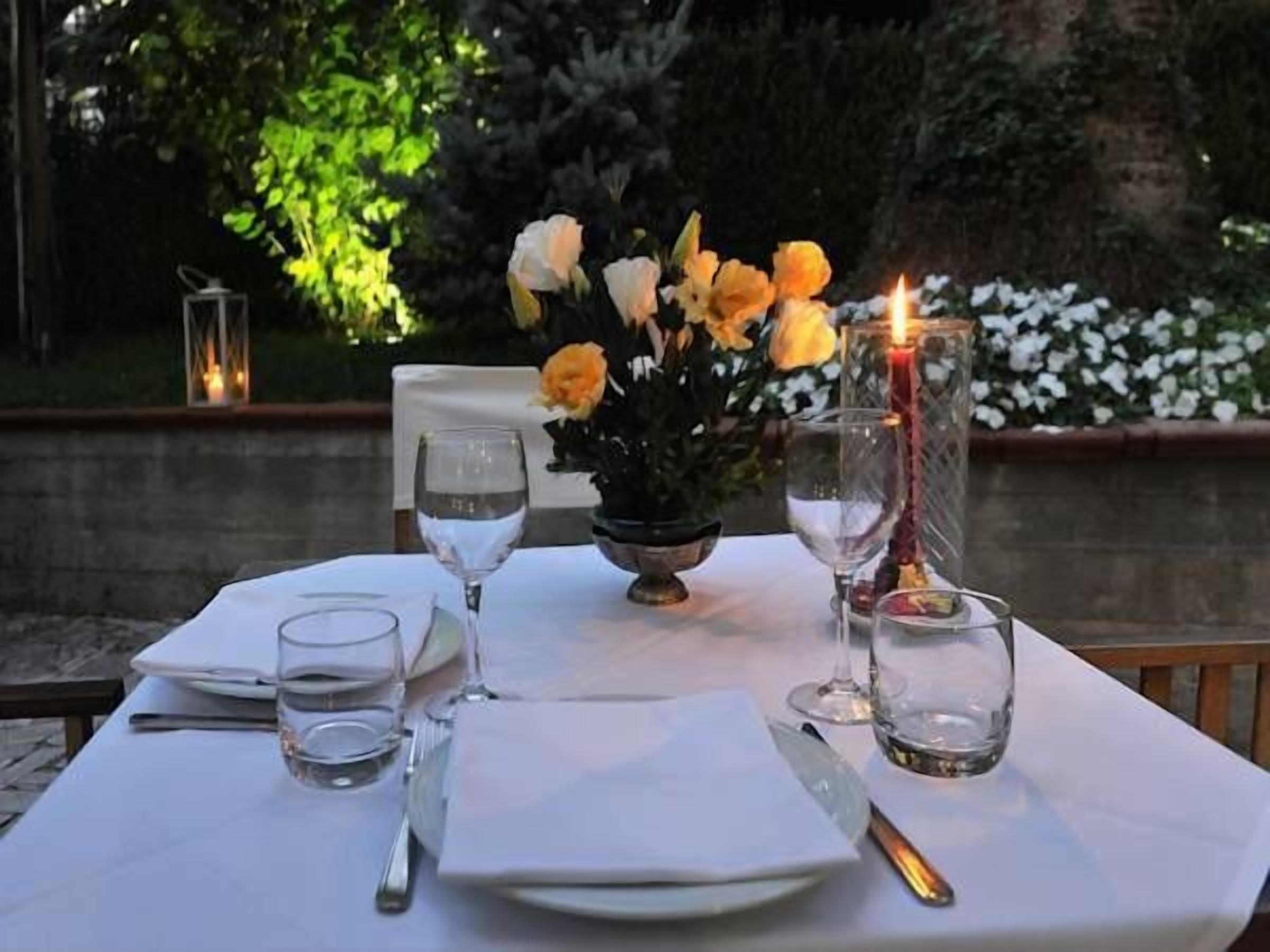 breakfast, lunch and dinner served