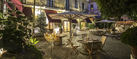 Breakfast, lunch and dinner served