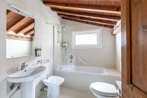 Loft, Kitchen | Bathroom | Shower, rainfall showerhead, designer toiletries, hair dryer - Numa Florence Palazzo Belfiore (Florence)