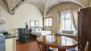 Studio | Luxe beddengoed, bedden met traagschuimmatrassen, een kluis op de kamer