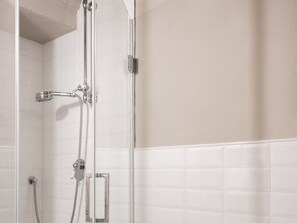 L 2 Bedroom Apartment, Terrace - Duplex | Bathroom | Shower, rainfall showerhead, designer toiletries, hair dryer - Numa Florence Palazzo Belfiore (Florence)