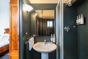 Loft, cozinha | Banheiro | Chuveiro, chuveiro com efeito de chuva, produtos de toalete de grife 