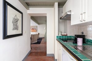 Gác, bếp | Bếp riêng | Tủ lạnh, lò vi sóng, bếp nấu, dụng cụ pha cà phê/trà 