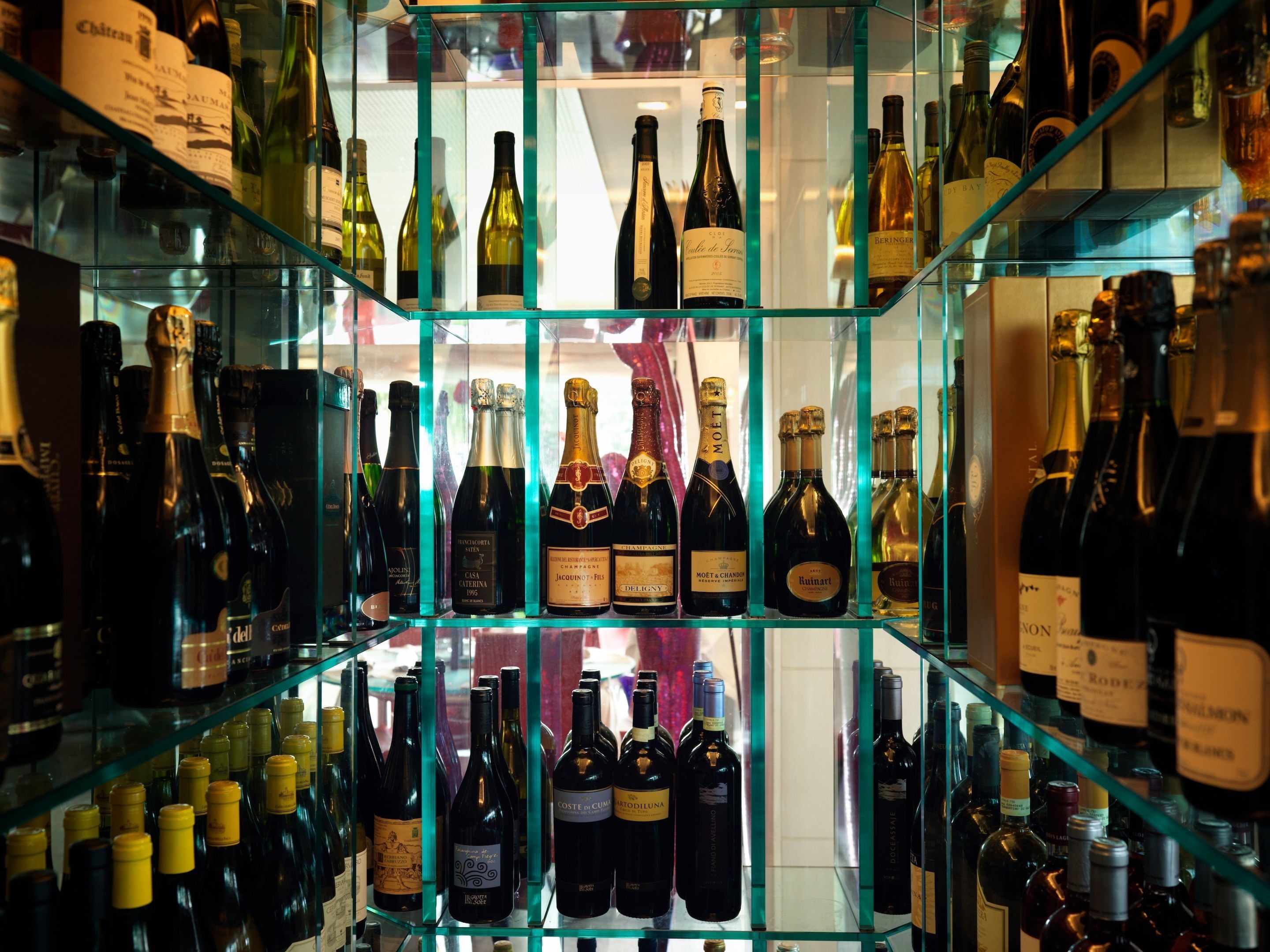 Una bodega con varias botellas de vino y champán.