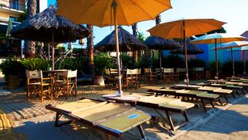 Privatstrand, Cabañas (gegen Gebühr), Liegestühle, Sonnenschirme