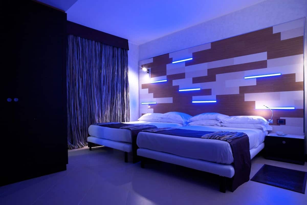 Minibar, coffres-forts dans les chambres, ameublement personnalisé