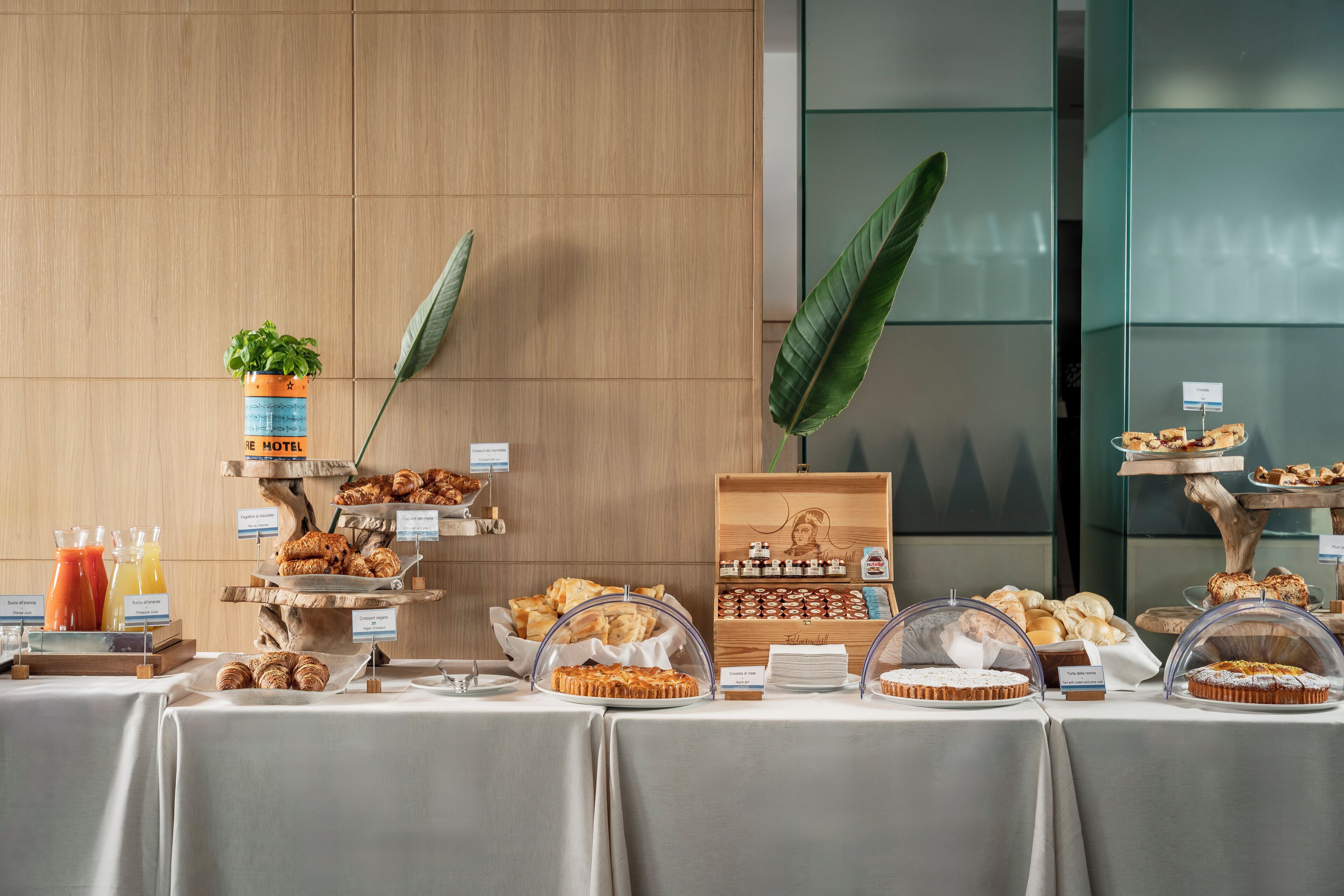 Ein Frühstücksbuffet mit einer Auswahl an Gebäck, Brot und Säfte.