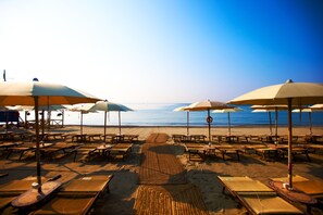 Private beach, beach cabanas, sun loungers, beach umbrellas - Mare Hotel (Savona)