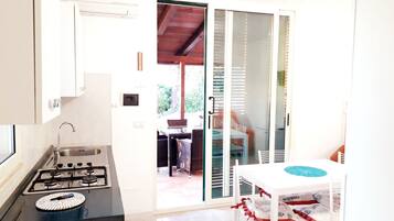 Villa, 1 camera da letto, angolo cottura, vista mare | Cucina privata | Frigorifero con congelatore, bollitore elettrico