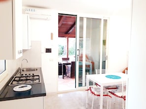 Villa, 1 habitación, cocineta, vista al mar | Cocina privada | Refrigerador con congelador y tetera eléctrica 