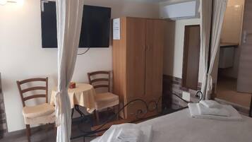 Quadruple Room | 1 bedroom, Egyptian cotton sheets, minibar, desk