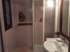 Shower, hair dryer, bidet, towels - Il Girasole (Palombara Sabina)