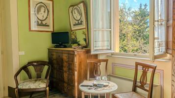 Premium-Doppelzimmer, eigenes Bad (4. Rosa Di Maggio) | Allergikerbettwaren, individuell dekoriert, individuell eingerichtet