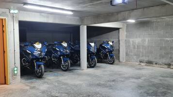 Parking sans voiturier (5 EUR par jour)