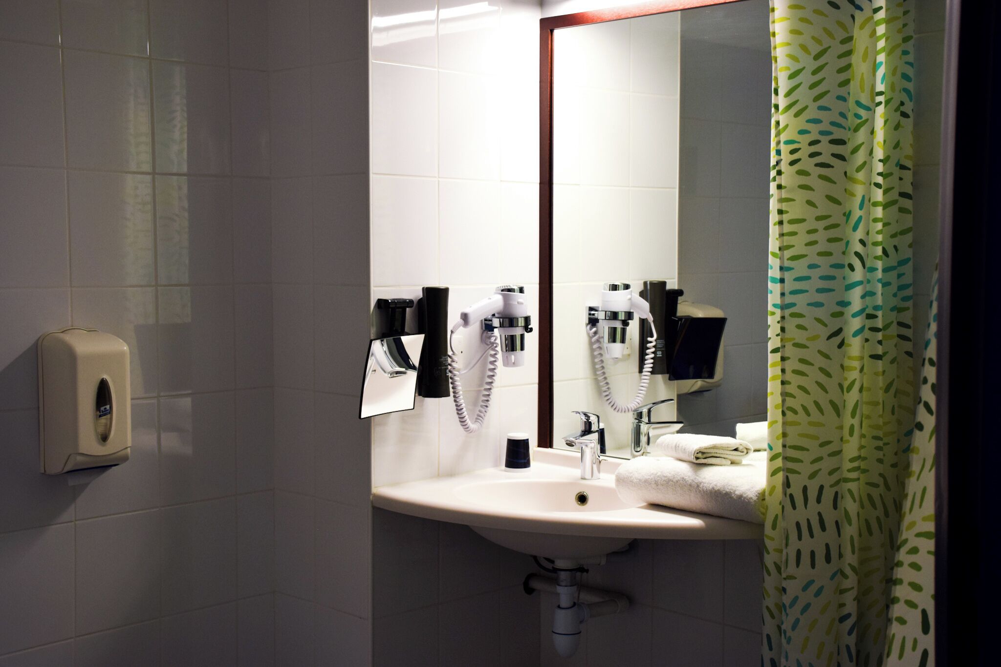 shower, hydromassage showerhead, eco-friendly toiletries, hair dryer