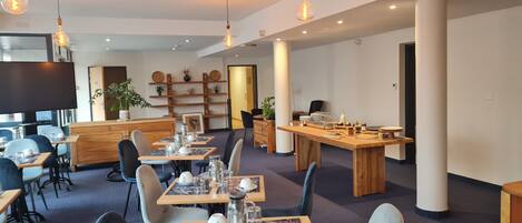 Daily buffet breakfast (EUR 11.90 per person)