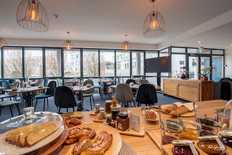 Restaurant. B&B HOTEL Rodez Bourran