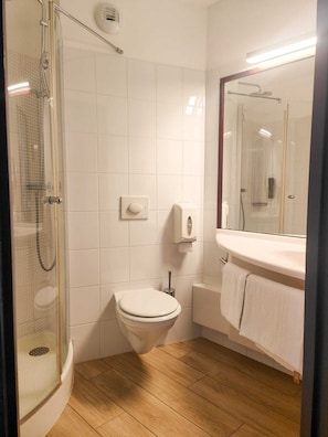 Shower, hydromassage showerhead, eco-friendly toiletries, hair dryer - B&B HOTEL Rodez Bourran (Rodez)