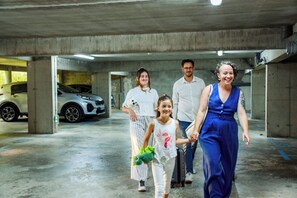 自助泊車 (每日 EUR5 )