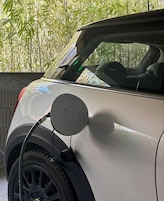 Um carro estacionado com um espelho retrovisor fixado na lateral.