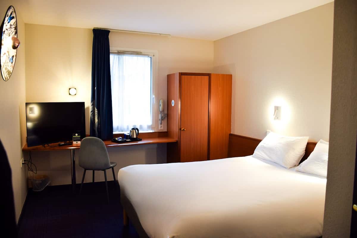 Superior-dobbeltværelse | Premium-sengetøj, Tempur-Pedic-senge, individuelt design, skrivebord