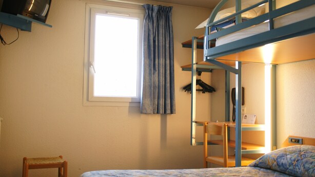 Memory foam-senger, skrivebord, lydisolert og strykejern/-brett