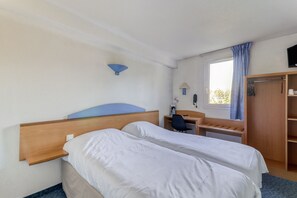Habitación estándar con 2 camas individuales | Colchones viscoelásticos, mobiliario individual, escritorio