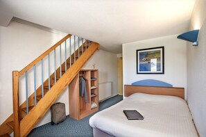 Colchones con efecto memoria, muebles diferentes y escritorio 