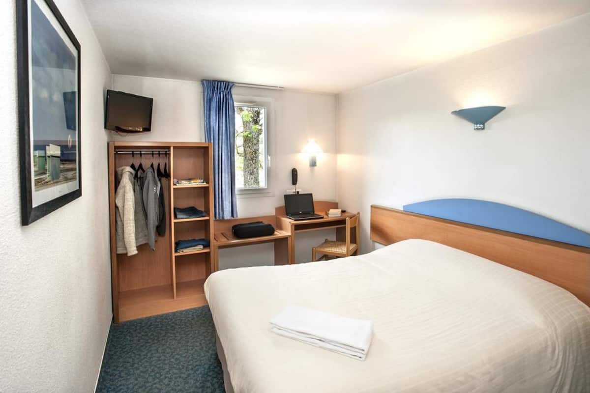 Memory foam beds, individually furnished, desk, free WiFi