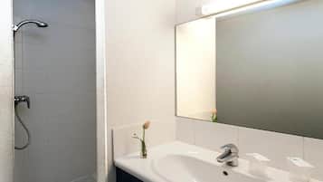 Een douche, een regendouche, gratis toiletartikelen, een haardroger