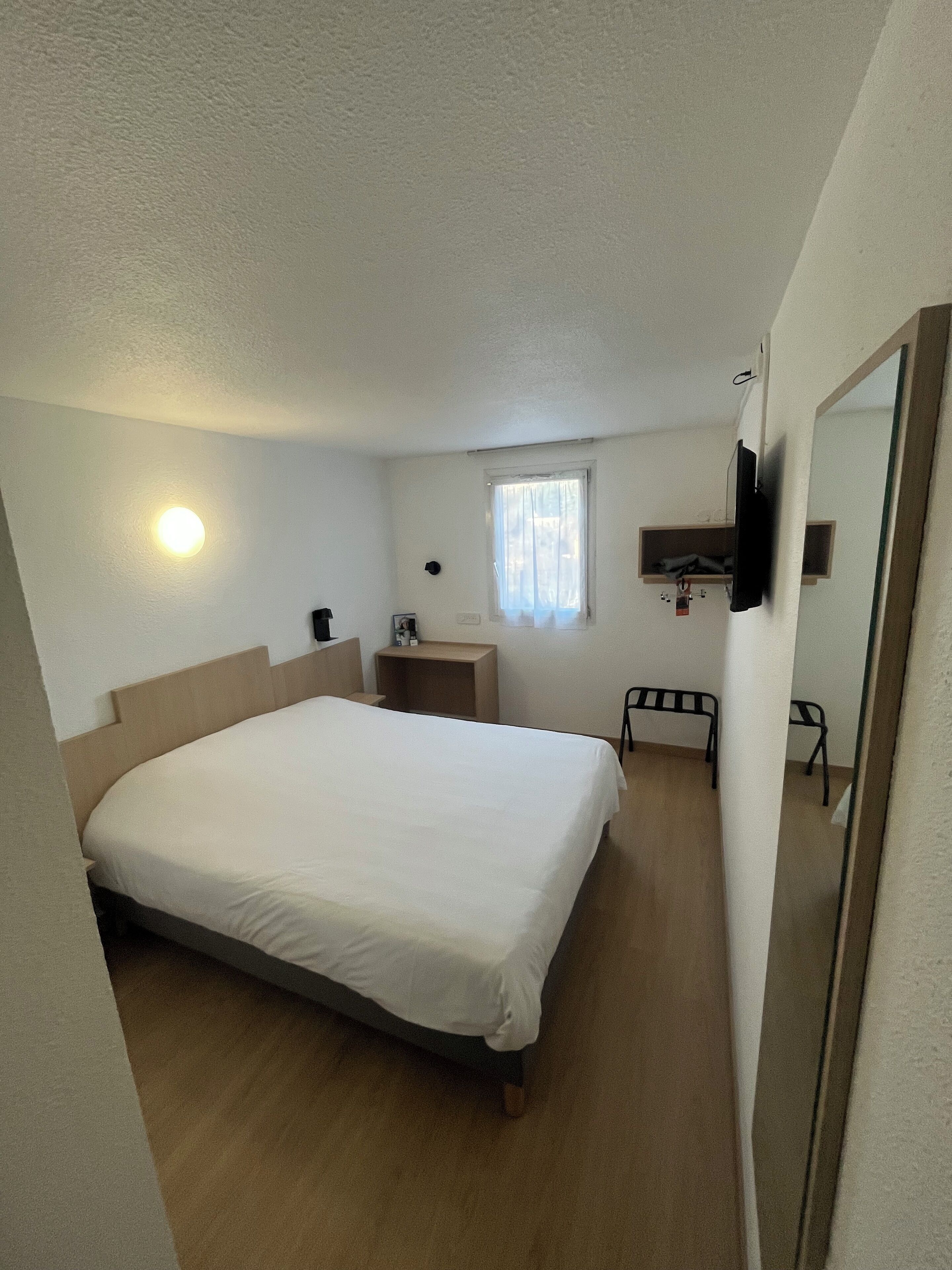 Chambre Standard double | Lit avec matelas en mousse à mémoire, ameublement unique, bureau