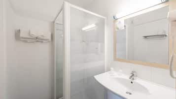 Douche, douche à « effet pluie », articles de toilette gratuits