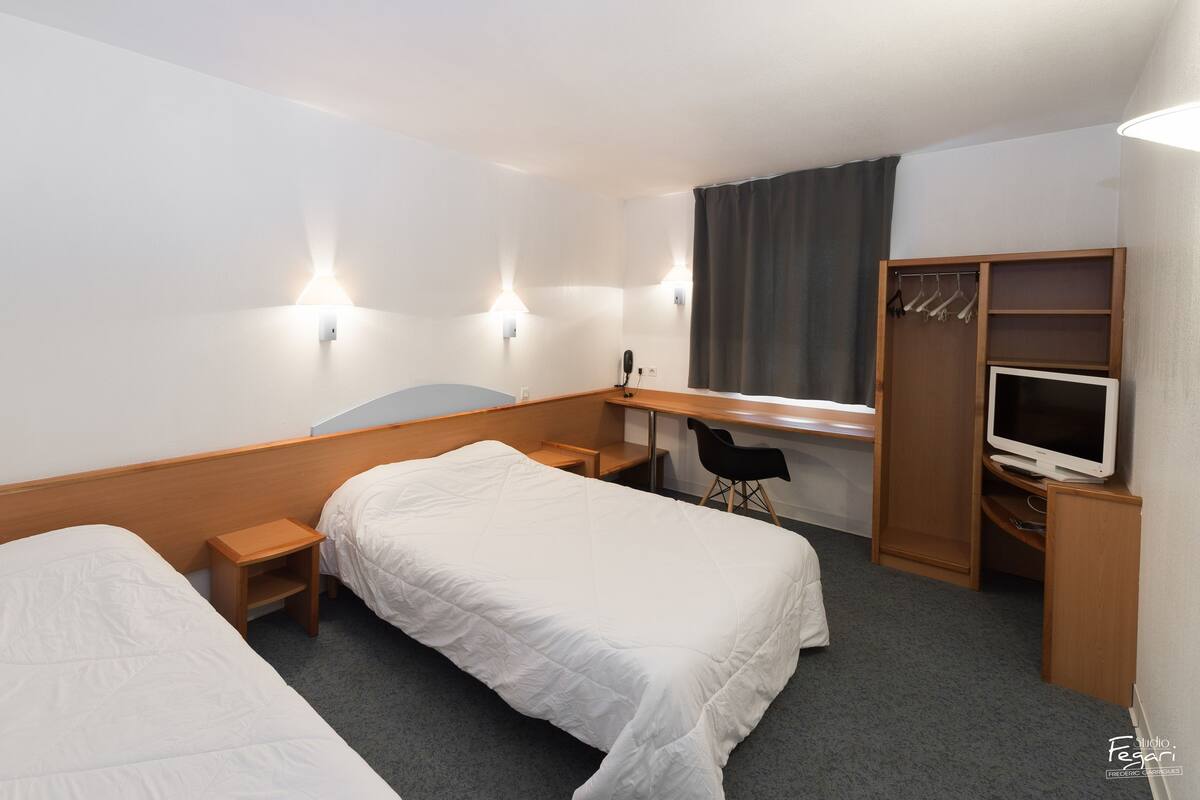 Triple Room with 1 Double Bed and 1 Single Bed | 6 bedrooms, memory foam beds, desk, soundproofing