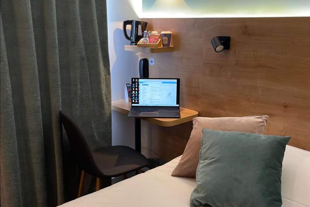 고급 침구, 책상, 노트북 작업 공간, 암막 커튼