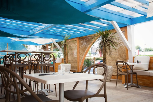 Lunch and dinner served, French cuisine