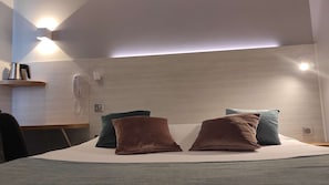 Premium bedding, desk, laptop workspace, blackout curtains - Kyriad Montpellier Sud - A709 (Lattes)