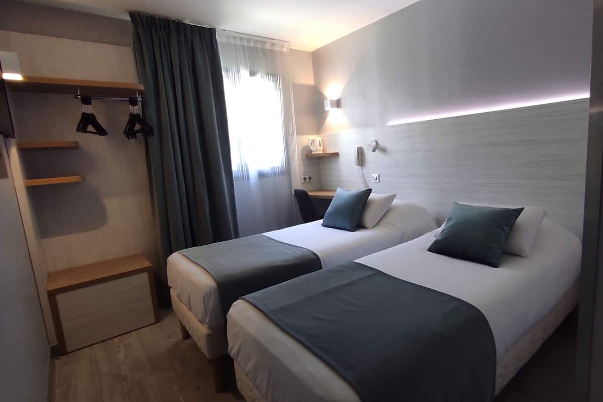 스탠다드룸, 싱글침대 2개 | 고급 침구, 책상, 노트북 작업 공간, 암막 커튼