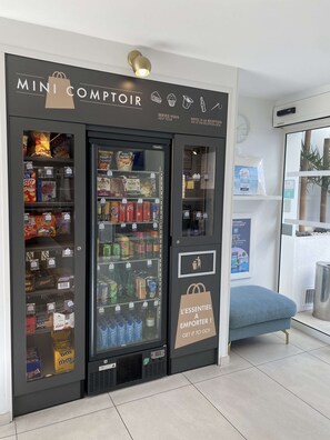 Bar (on property) - Kyriad Montpellier Sud - A709 (Lattes)