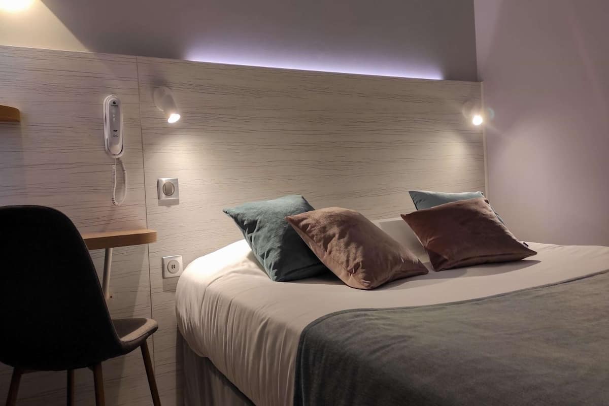 Standaard kamer, 1 tweepersoonsbed | Luxe beddengoed, een bureau, een laptopwerkplek