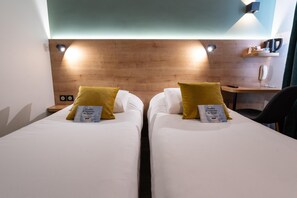 Roupas de cama premium, escrivaninha, espaço de trabalho para notebook