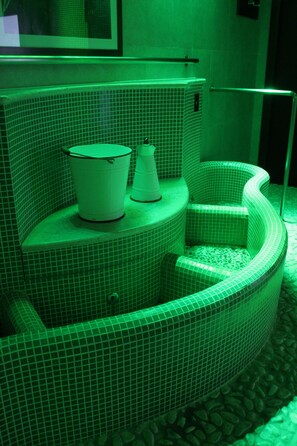Salas de tratamiento para parejas, una bañera de hidromasaje, baño turco