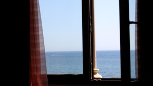 Una ventana con vista al mar.