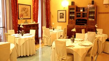 Esmorzar diari d'estil bufet (13 EUR per persona)