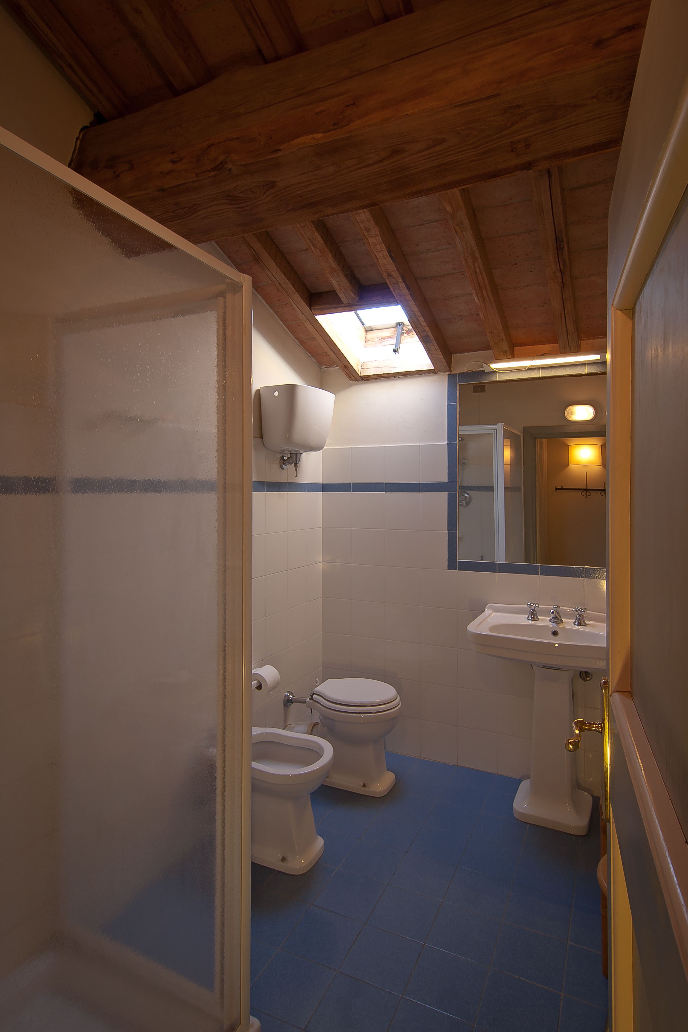 triple room | bathroom | free toiletries, hair dryer, bidet, towels