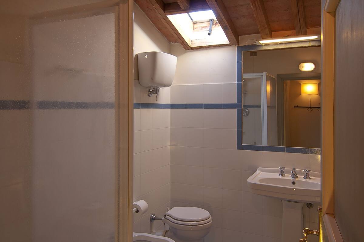 triple room | bathroom | free toiletries, hair dryer, bidet, towels